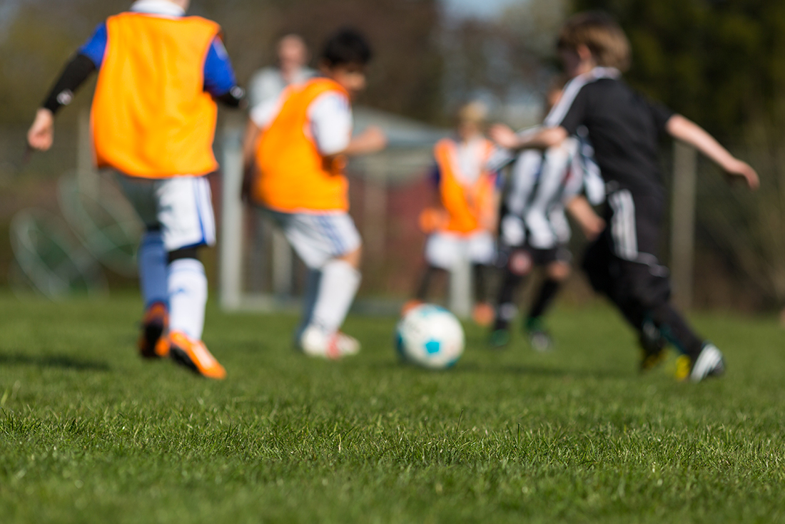Размытое изображение футбол. Фото мальчик играет в футбол. Аргентинские дети играют в футбол. Фон красивые фото юные футболисты. Матчу можно детям